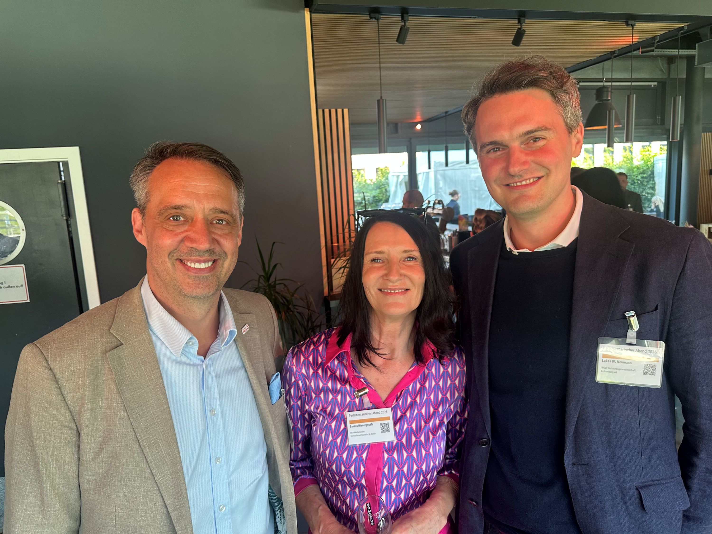 v.l. Wulf von Borzyskowski, CEO All3 Construction Germany, Sandra Niedergesäß, Geschäftsführender Vorstand BBA – Akademie der Immobilienwirtschaft e.V., Berlin, und Dr. Lukas W. Neumann, Vorstandsmitglied WGLi Wohnungsgenossenschaft Lichtenberg eG | BERLINboxx